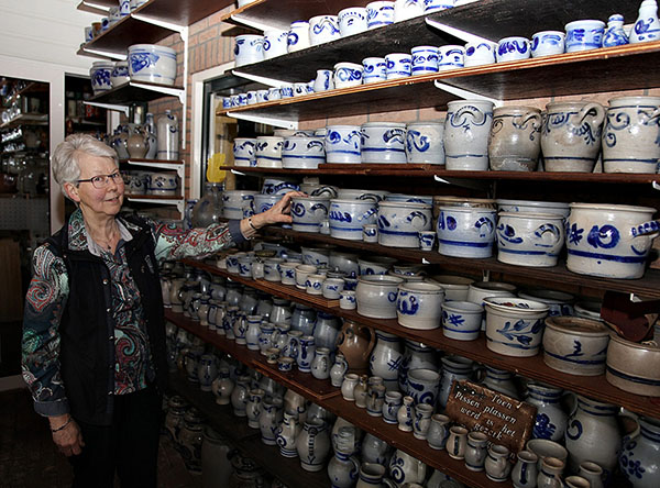 Annie Hetterschijt heeft samen met haar man 38 jaar een bakkerij en winkel gehad in Herwen. Nadat ze acht jaar geleden zijn gestopt  heeft  Annie haar hobby's weer opgepakt. Verzamelen van Keulse potten is er daar een van (foto Herman Vreman). Gepubliceerd 5 april.
