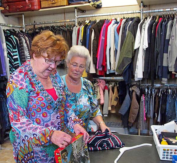 Bets Verstraten en Bets Wijnschenk zijn vrijwilligers van 't Winkeltje in Pannerden. Zij verkopen aangeleverde spulletjes voor het goede doel. De opbrengst gaat naar kleinschalig ontwikkelingswerk in Afrika en naar lokale projecten (foto Ben Maassen). Gepubliceerd 26 oktober. 
