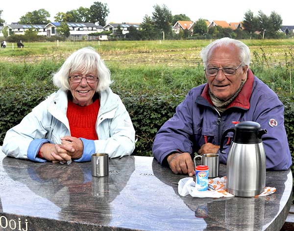 De heer Den Exter en mevrouw Schrijer, beiden uit Duiven, hebben de afgelopen 2,5 jaar samen al meer dan 16.000 km gefietst in De Liemers. Ze vinden de streek erg mooi en genieten van hun fietstochten (foto Ton Nijhuis). Gepubliceerd 19 oktober.