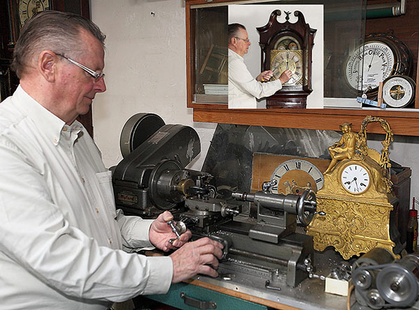 Fons Peters uit Zevenaar is 35 jaar eigenaar geweest van een juwelierszaak en geniet nu al weer 16 jaar van zijn hobby. Hij brengt menig uur door in zijn werkplaats met het repareren en restaureren van oude klokken en andere technische apparaten (foto Jan Dannenberg). Gepubliceerd 12 april.