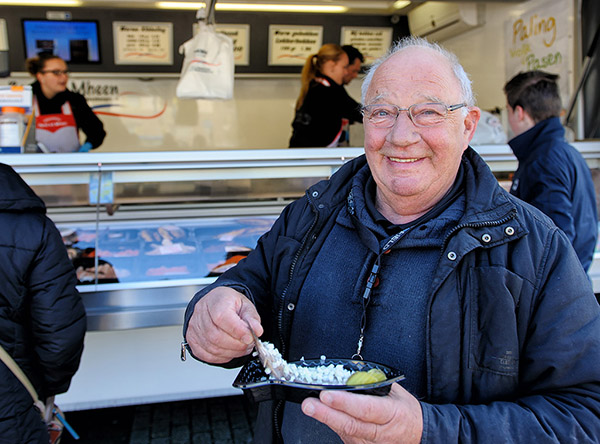 Hans Hendriks is 73 jaar, woont in Duiven en is gepensioneerd. Veel plezier beleeft hij aan zijn vrijwilligerswerk bij manege de Landsmaat in Groessen. Elke week brengt hij een bezoekje aan de viswagen voor zijn deur (foto Guy Ackermans). Gepubliceerd 26 april.