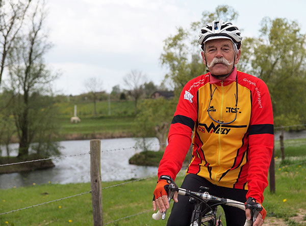 Henk Scholten uit Duiven, lid van de Toer club Sevenaer, is een fervent toerfietser. Met zijn 70 jaar fietst hij nog 17.000km per jaar, ooit waren dat 25.000 kilometers. Op zijn fiets heeft Henk tot nu al ruim 520.000 kilometer afgelegd (foto Ben Maassen). Gepubliceerd 17 mei.