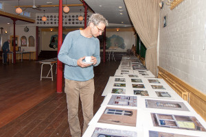 Pieter van Leeuwen bekijkt de aangeboden portfolio's voor aanvang van zijn bespreking.