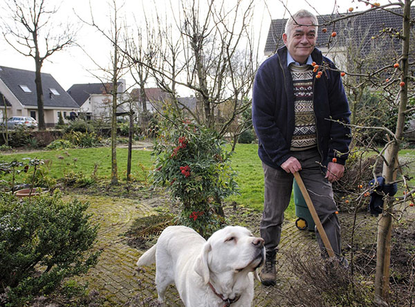 Nick McQue uit Duiven gebruikt de eerste zonnige dag om zijn tuin klaar te gaan maken voor de zomer. Daarbij bijgestaan door zijn hond Sammy. Nick McQue is gepensioneerd en doet vrijwilligerswerk bij een verpleeghuis in Zevenaar. Meer dan veertig jaar geleden kwam hij van Aberystwyth in Wales naar Nederland (foto Guy Ackermans). Gepubliceerd 8 maart.